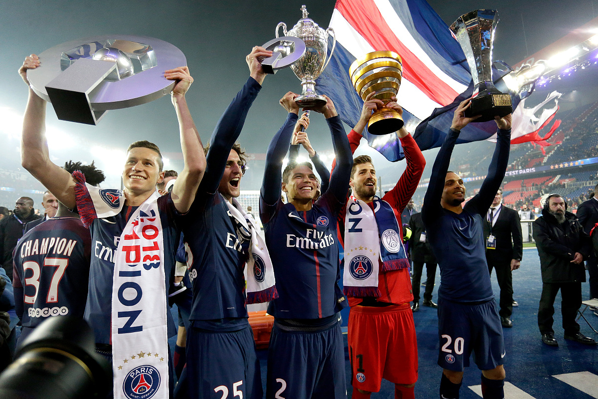 足坛巨星备战欧冠，球迷热议阵容的简单介绍