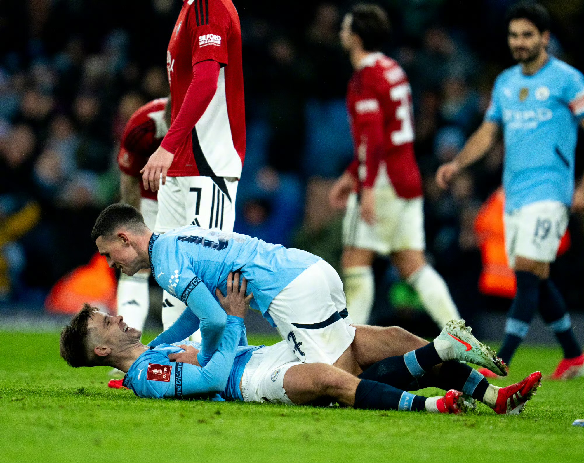 包含曼城在比赛中大获全胜，成功晋级下一轮淘汰赛的词条