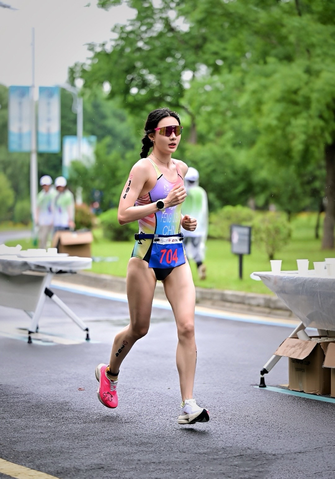 全力以赴!铁人三项选手全面发威 全力以赴!铁人三项选手全面发威