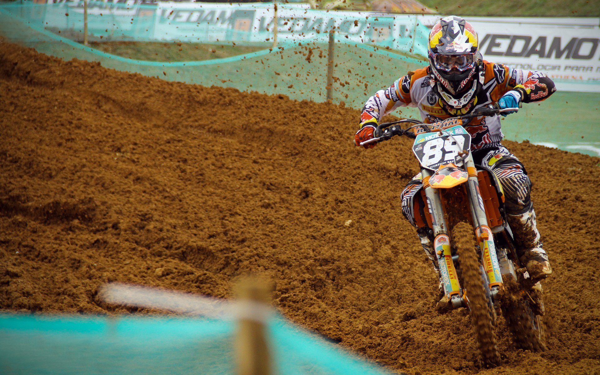 策略与坚韧的胜利，哈斯车队惊天逆转阿斯顿马丁，拉塞尔全程统治展现王者风范