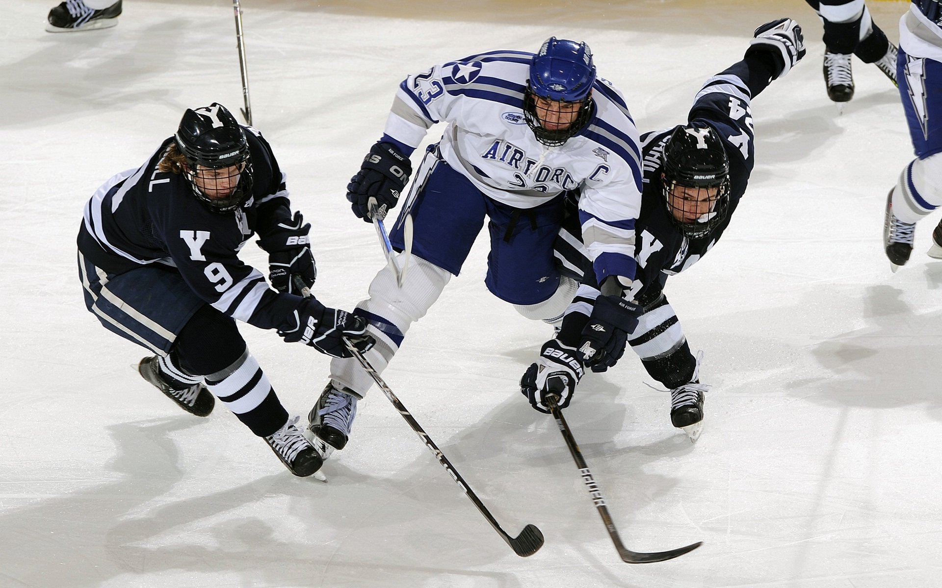 汉密尔顿领航银箭破浪，威廉姆斯战术完胜阿斯顿马丁
